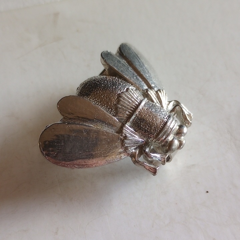 ADORABLE VINTAGE BEE SCARF PIN PENDANT SIGNED 1975 MIMI HALLMARKS